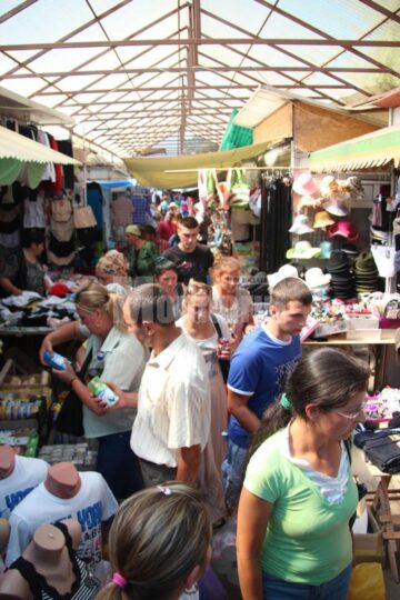 Înghesuială pe aleile Bazarului