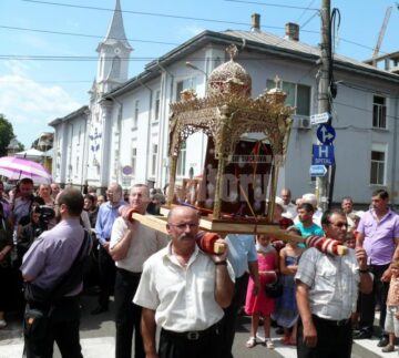 Raclele cu Sfintele Moaște ale Sfântului Andrei Criteanul de la Mitilini și ale Sfinților Epictet și Astion, purtate pe străzile Fălticeniului