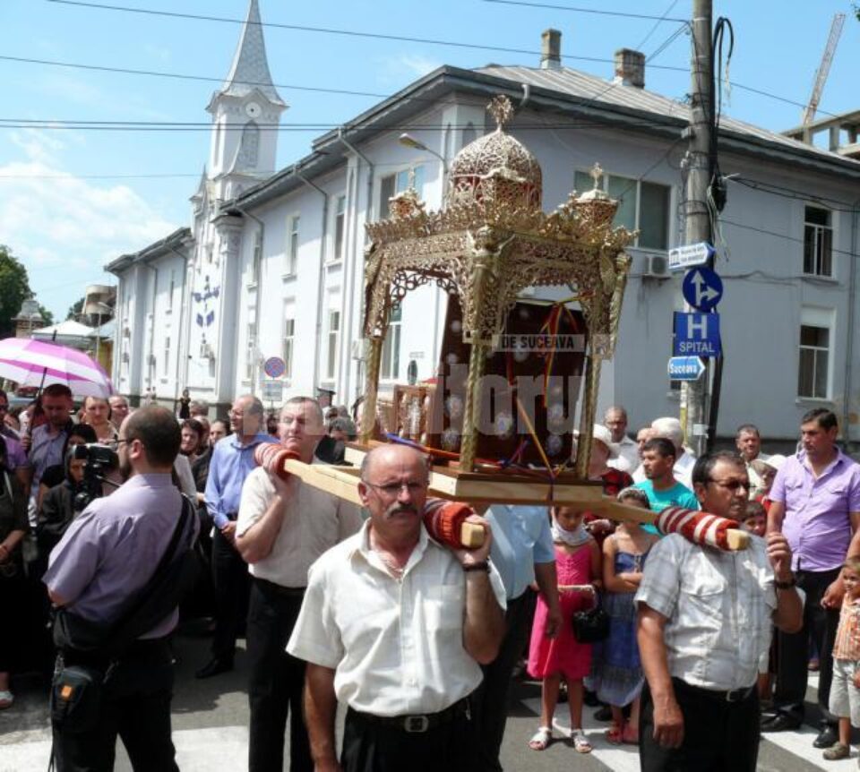 Raclele cu Sfintele Moaște ale Sfântului Andrei Criteanul de la Mitilini și ale Sfinților Epictet și Astion, purtate pe străzile Fălticeniului