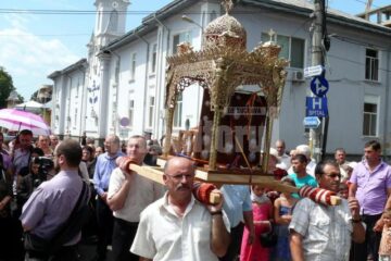 Raclele cu Sfintele Moaște ale Sfântului Andrei Criteanul de la Mitilini și ale Sfinților Epictet și Astion, purtate pe străzile Fălticeniului