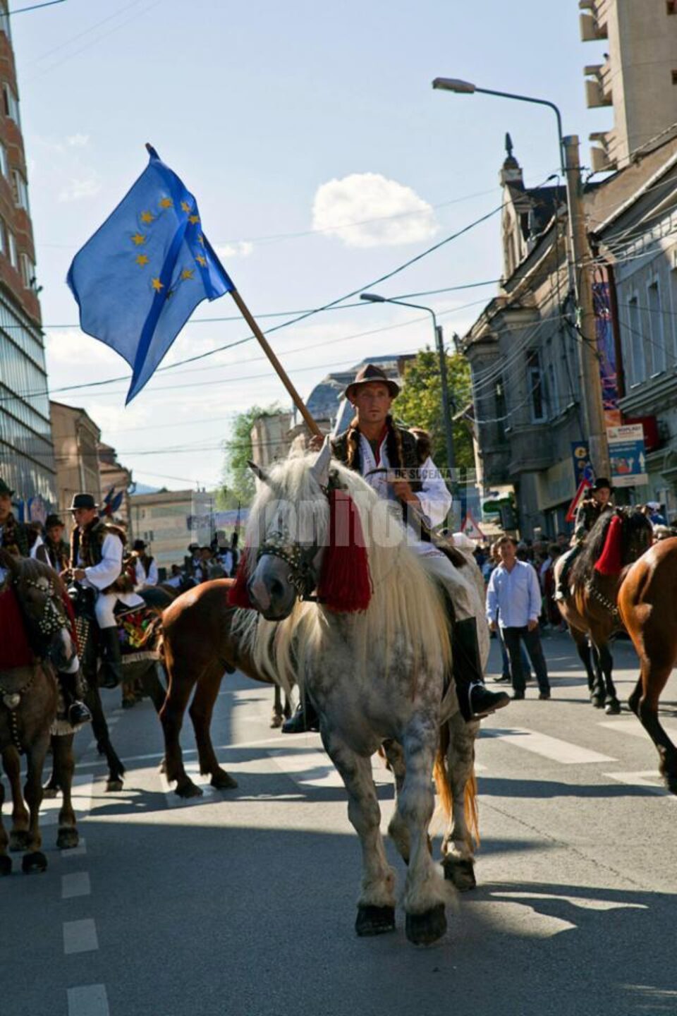 Steagul Uniunii Europene a fost din nou fluturat de călăreții bucovineni Steagul Uniunii Europene a fost din nou fluturat de călăreții bucovineni