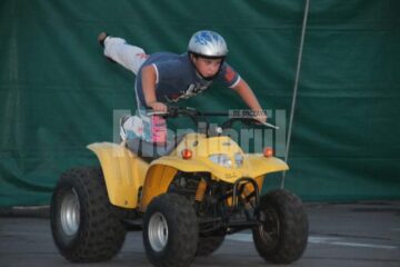 Mașini distruse, cascadorii periculoase și perdele de foc la Monster Trucks Show