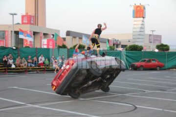 Acrobații automobilistice pe două roți