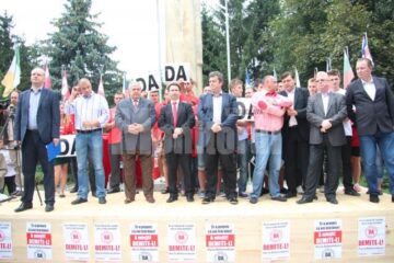 Aproape o mie de suceveni au ieșit în stradă, cerând demiterea președintelui suspendat