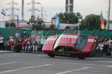 Acrobații automobilistice pe două roți