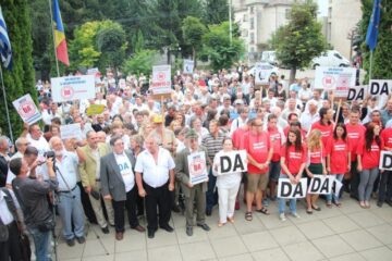 Aproape o mie de suceveni au ieșit în stradă, cerând demiterea președintelui suspendat