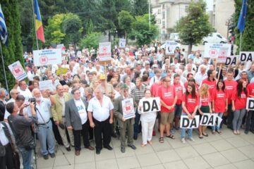 Aproape o mie de suceveni au ieșit în stradă, cerând demiterea președintelui suspendat