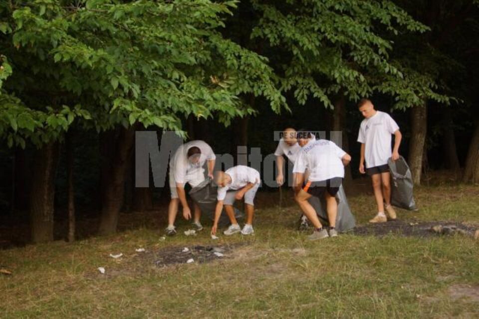 Sportivii Bucovina Fight Team au strâns gunoaiele de la liziera pădurii Ilișești