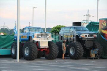Mașini distruse, cascadorii periculoase și perdele de foc la Monster Trucks Show
