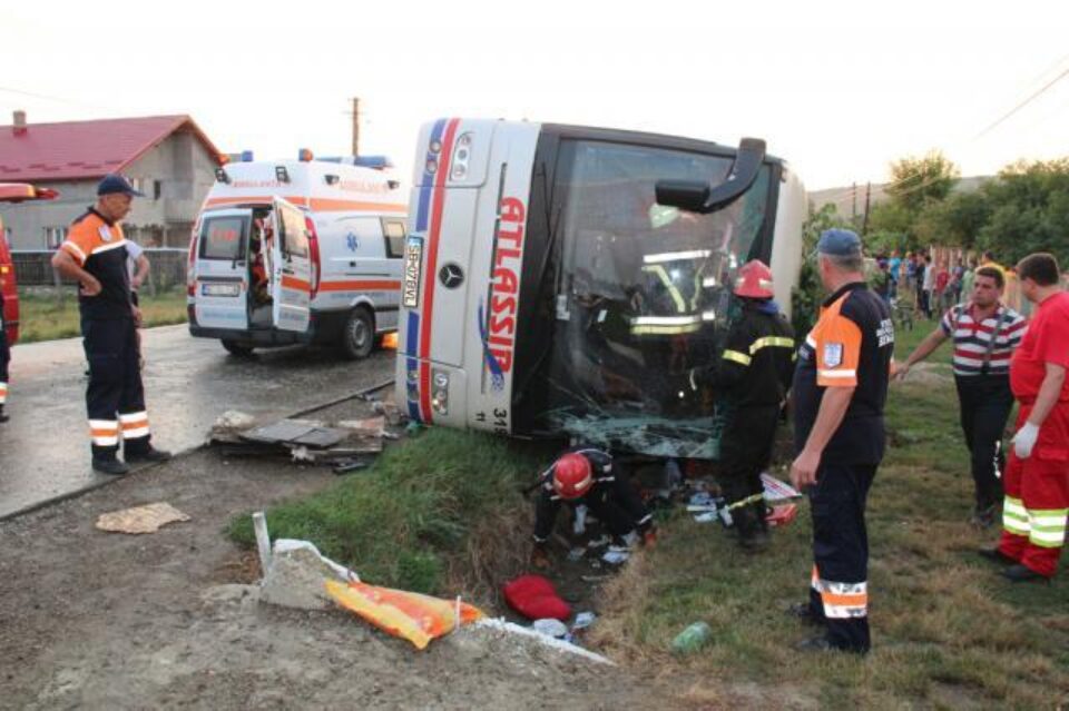 Autocar condus de un sucevean, răsturnat din cauza vitezei