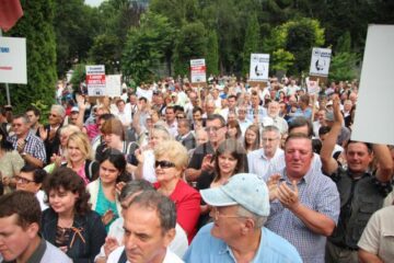 Aproape o mie de suceveni au ieșit în stradă, cerând demiterea președintelui suspendat