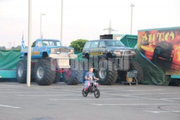 Mașini distruse, cascadorii periculoase și perdele de foc la Monster Trucks Show