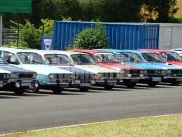 Printre suratele Renault 12, la întrunirea din orașul francez La Chatre