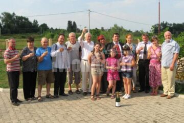 Deschiderea oficială a fost stropită cu un pahar de șampanie
