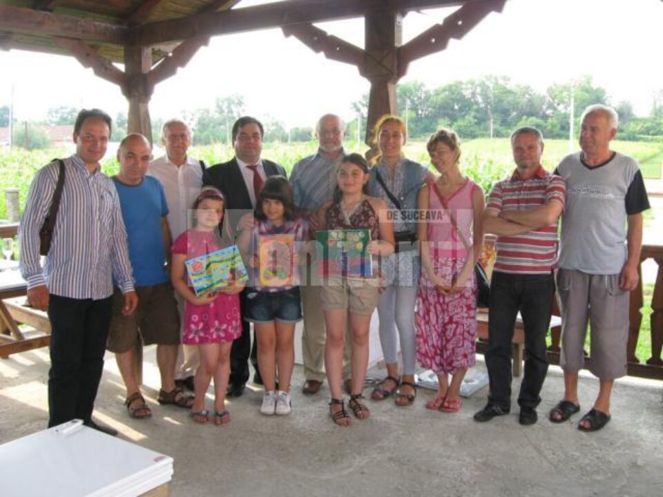 Artiștii participanți împreună cu primarul Vasile Avram și gazda Gheorghe Rudnic