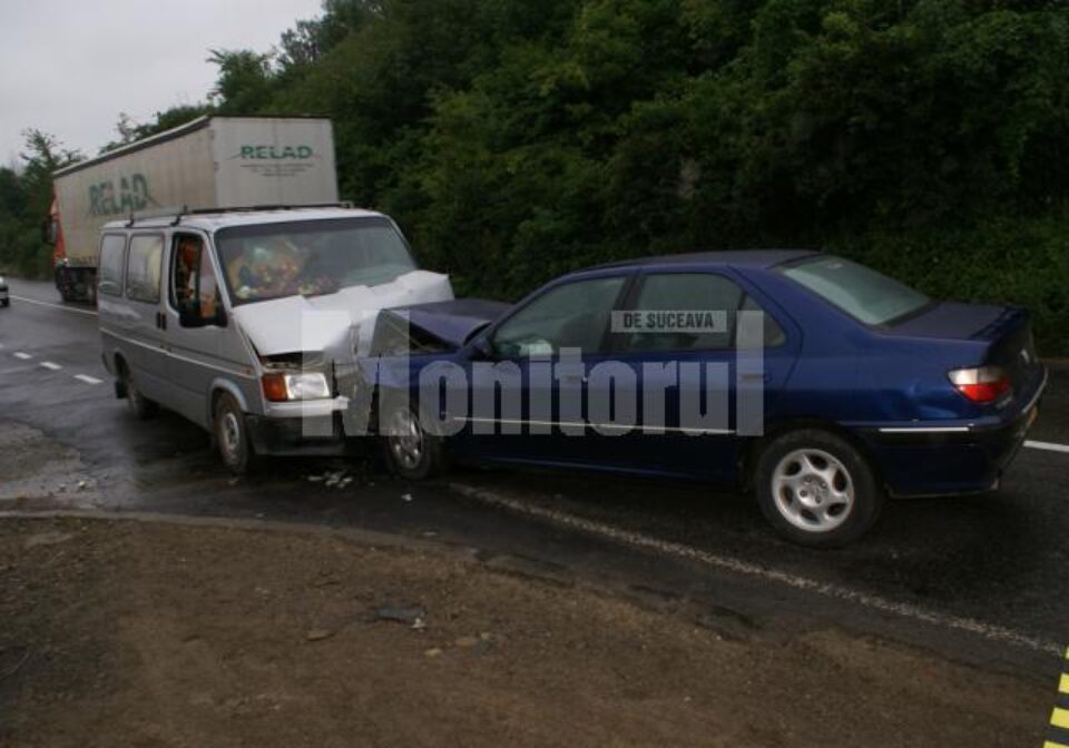 Autoturismul Peugeot a pătruns pe contrasens și a izbit frontal autoutilitara Ford Transit