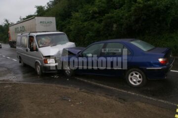 Autoturismul Peugeot a pătruns pe contrasens și a izbit frontal autoutilitara Ford Transit