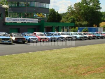 Printre suratele Renault 12, la întrunirea din orașul francez La Chatre