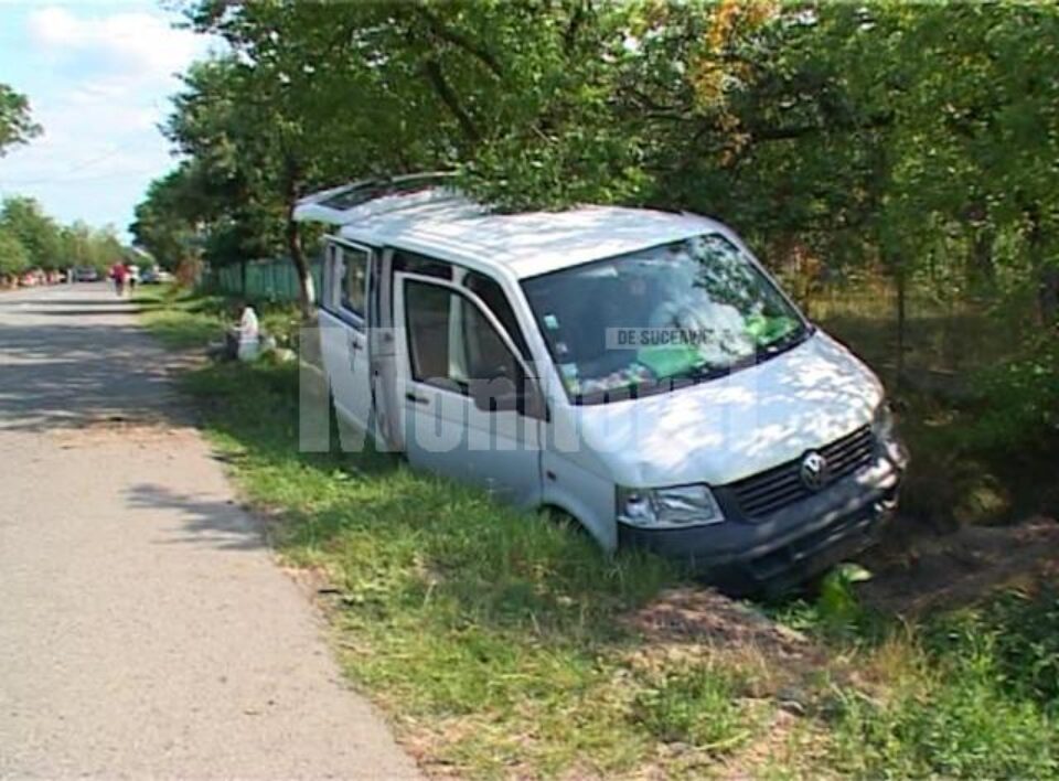 Mașina a pătruns pe sens opus și a ieșit în afara drumului, unde s-a izbit violent de un cap de pod