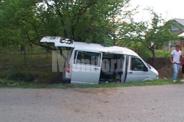 Mașina a pătruns pe sens opus și a ieșit în afara drumului, unde s-a izbit violent de un cap de pod