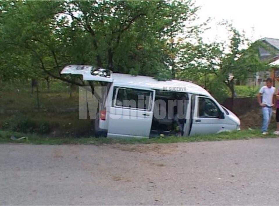 Mașina a pătruns pe sens opus și a ieșit în afara drumului, unde s-a izbit violent de un cap de pod