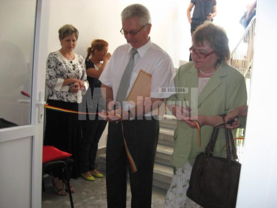 Dumitru Pașniciuc și Margareta Isăilă la tăierea panglicii inaugurale Inaugurare centre sociale Gura Humorului