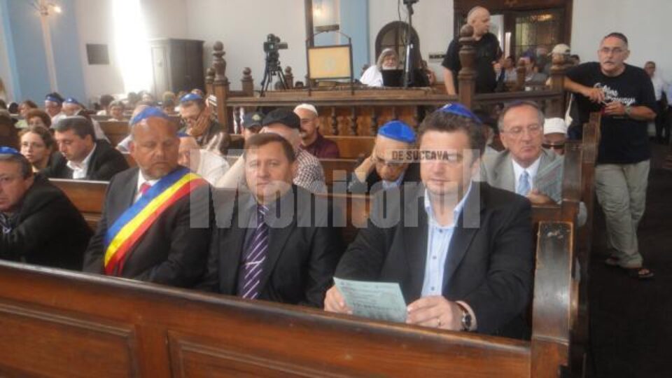 Primarul Aurel Olărean, viceprimarul Dumitru Ciubotariu, și președintele Consiliului Județean Suceava, Cătălin Nechifor Primarul Aurel Olărean, viceprimarul Dumitru Ciubotariu, și președintele Consiliului Județean Suceava, Cătălin Nechifor