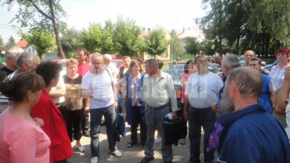 Salariații firmei producătoare de mobilă au intrat într-un protest spontan, în spațiul din fața intrării în fabrică