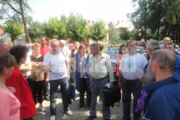 Salariații firmei producătoare de mobilă au intrat într-un protest spontan, în spațiul din fața intrării în fabrică