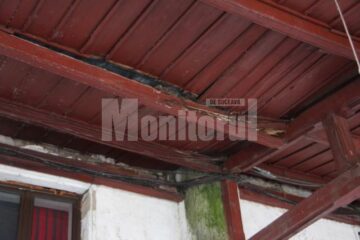 O bârnă de lemn care poate cădea în orice moment