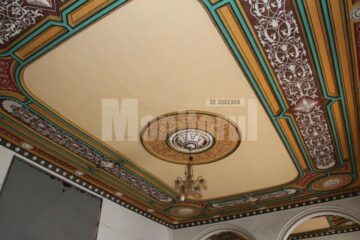 Tavanul clădirii gării, singurul rămas neafectat de trecerea vremii, nepăsare și vandalism