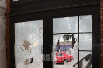 Geamuri sparte la intrarea în gară