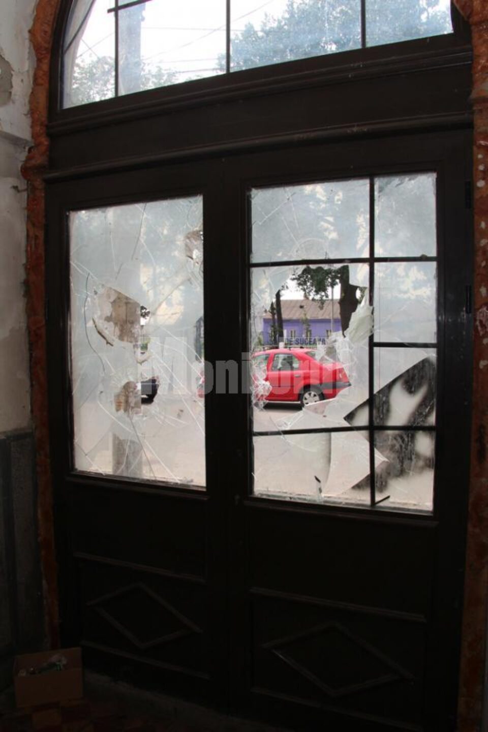 Geamuri sparte la intrarea în gară