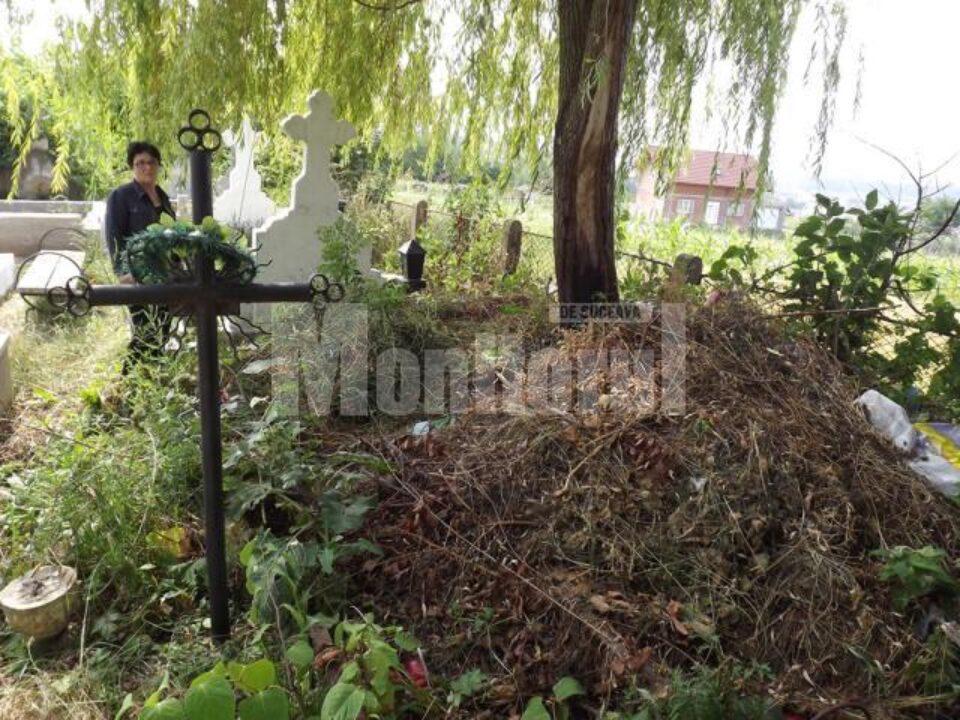 Mormantul părintilor, acoperit de un morman de gunoi