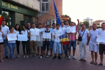 Mai mulți tineri democrat-liberali și simpatizanți au mărșăluit ieri, în liniște, pe străzile municipiului Suceava