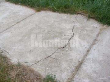 Placa de beton crăpata de pe aleea ce duce la biserică. Foto: Ionel CURCAN