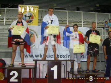 Decebal Savu (al treilea de la stânga la dreapta) a câștigat medalia de bronz la categoria 81 de kilograme în stilul low kick