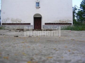 Placa de beton crăpata de pe aleea ce duce la biserică. Foto: Ionel CURCAN