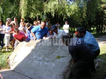 Credincioși din Fântânele asistând la ridicarea plăcii de beton fisurate și descoperirea osemintelor umane. Foto: Ionel CURCAN