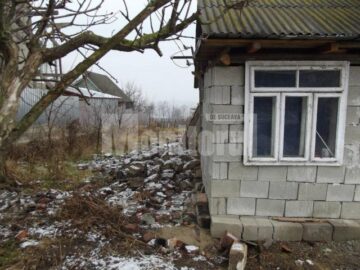 Între pereții crăpați, cinci suflete, patru copii și mama lor, încearcă să supraviețuiască