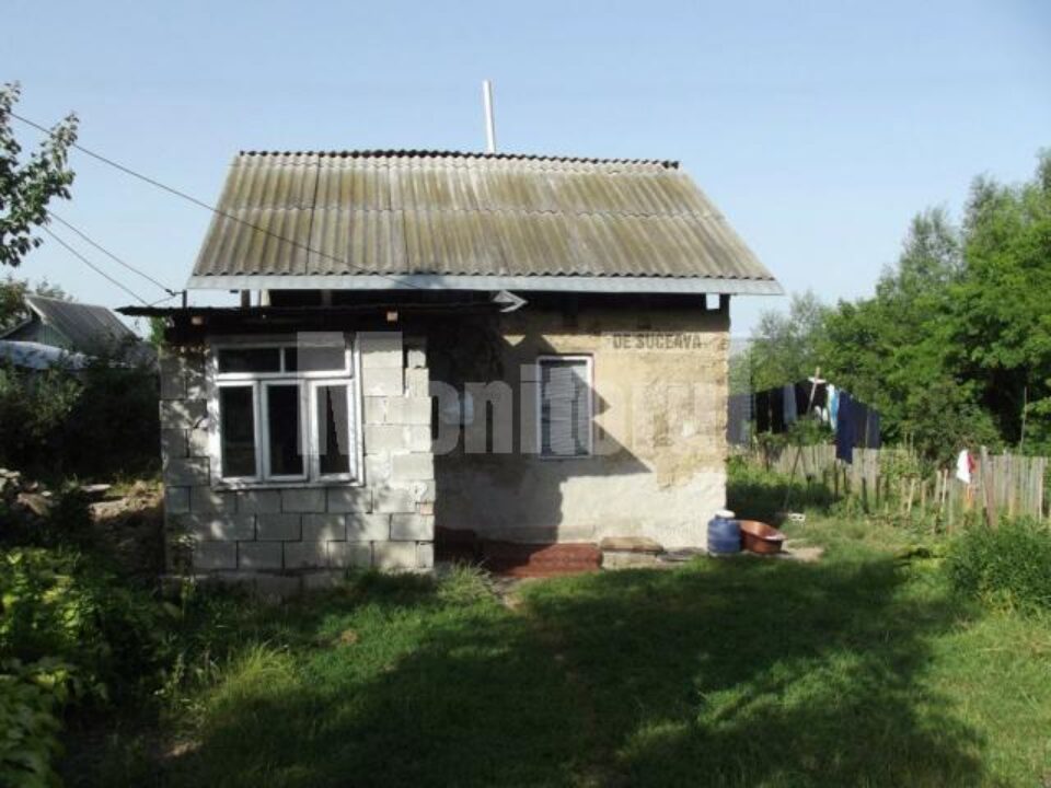 Între pereții crăpați, cinci suflete, patru copii și mama lor, încearcă să supraviețuiască