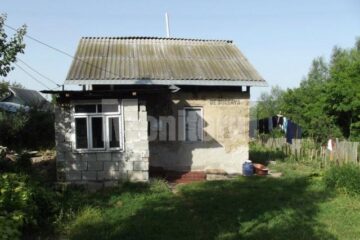 Între pereții crăpați, cinci suflete, patru copii și mama lor, încearcă să supraviețuiască