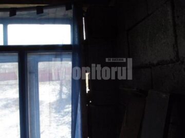 Între pereții crăpați, cinci suflete, patru copii și mama lor, încearcă să supraviețuiască