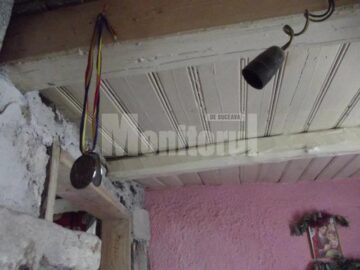 Între pereții crăpați, cinci suflete, patru copii și mama lor, încearcă să supraviețuiască