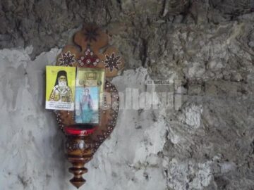 Între pereții crăpați, cinci suflete, patru copii și mama lor, încearcă să supraviețuiască