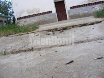 Placa de beton crăpata de pe aleea ce duce la biserică. Foto: Ionel CURCAN