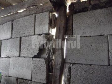 Între pereții crăpați, cinci suflete, patru copii și mama lor, încearcă să supraviețuiască