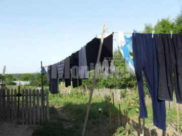 Între pereții crăpați, cinci suflete, patru copii și mama lor, încearcă să supraviețuiască