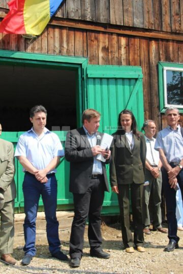 Mugur Cozmaciuc, ministrul secretar de stat, Sorin Ciobanu, șeful DS Suceava, Mihaela Sarafeșcu, șefa Hergheliei Lucina, și Gheorghe Mohanu, director adjunct RNP