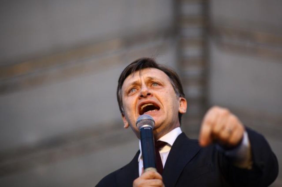 Crin Antonescu: "Vom aștepta în mod democratic și civilizat rezultatul oficial al referendumului, de le Biroul Electoral Central și cu toții vom respecta deciziile”. Foto: MediaFax